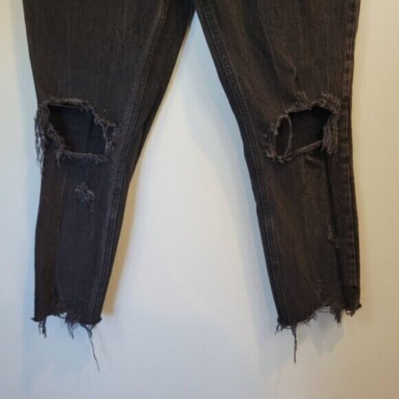 Abercrombie & Fitch | High Rise Mom Jean Distressed knee Raw Hem Black - Picture 4 of 7